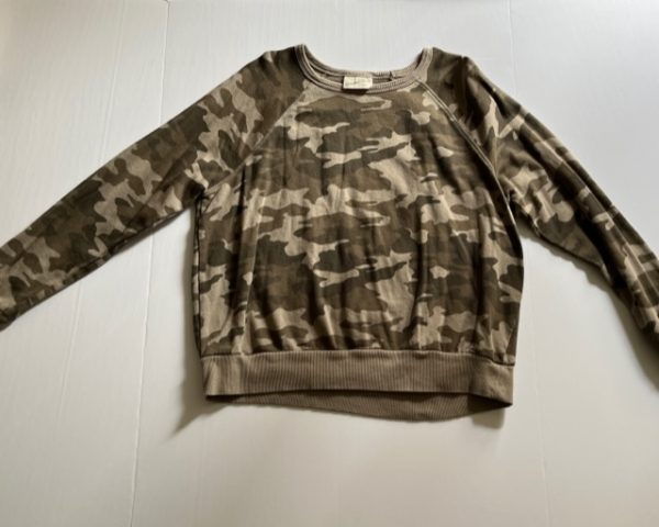 Product Image and Link for Women’s Universal Thread Relaxed Camouflage Sweatshirt (Size M) – Item 3115