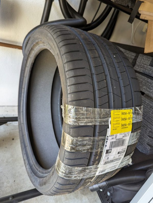 Product Image and Link for Pirelli P-Zero PZ4 Tire 325/35R23 Pirelli Noise Cancelling System (PNCS) for MO Mercedez