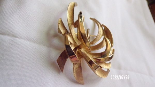 Product Image and Link for Vintage TRIFARI Goldtone FIREWORKS Sparkler Starburst Brooch Pin 2 1/2″