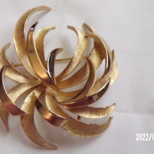 Product Image and Link for Vintage TRIFARI Goldtone FIREWORKS Sparkler Starburst Brooch Pin 2 1/2″