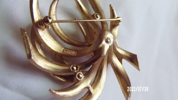 Product Image and Link for Vintage TRIFARI Goldtone FIREWORKS Sparkler Starburst Brooch Pin 2 1/2″