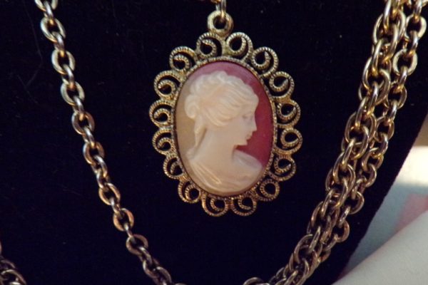 Product Image and Link for Vintage Cameo Pendant Necklace