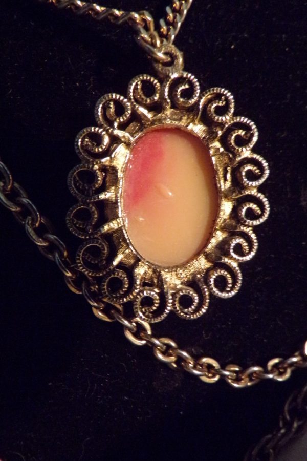 Product Image and Link for Vintage Cameo Pendant Necklace