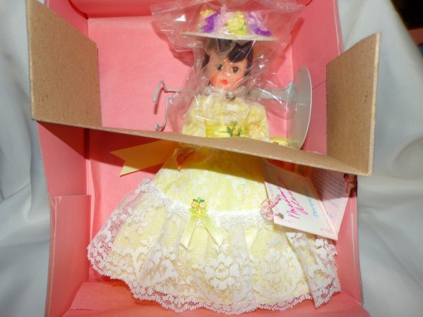 Product Image and Link for Vintage Madame Alexander Cissette Portrettes Series-#1110 DAISY MIB