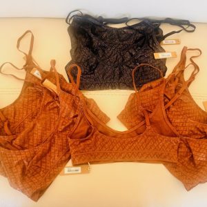 Product Image and Link for Skims – Texture Sports Bra – color: Onyx & Café Size: XXS