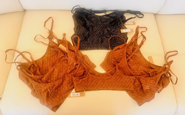 Product Image and Link for Skims – Texture Sports Bra – color: Onyx & Café Size: XXS